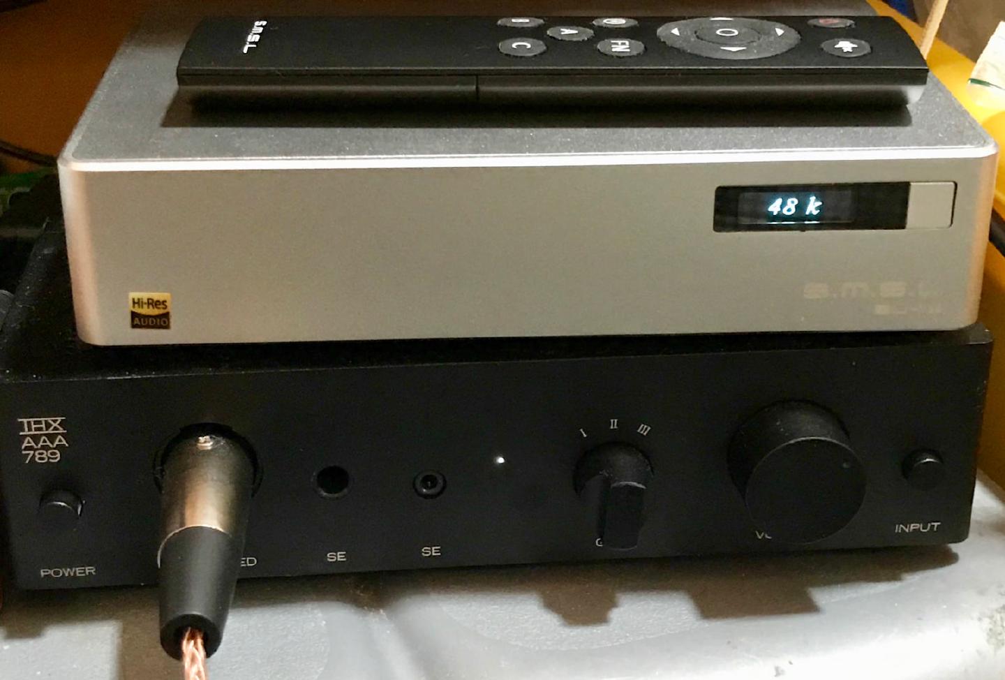 SMSL SU-8 DAC showing 48 k on its display, stacked on a THX AAA 789 headphone amp with a balanced cable plugged in
